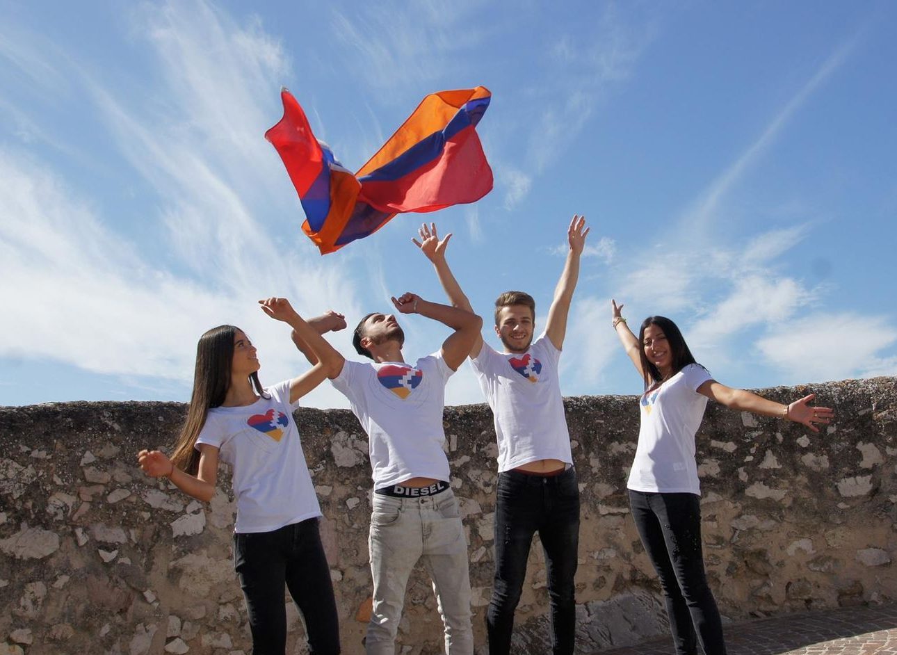 Jeunes brandissant le drapeau arménien lors d'un rassemblement solidaire